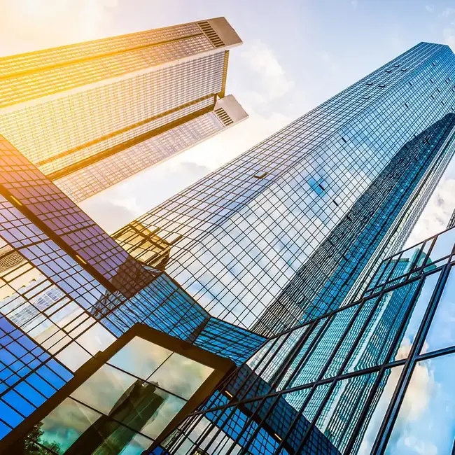 architekturglas vonardenne Glasfassade einer Grossstadt im Sonnenlicht